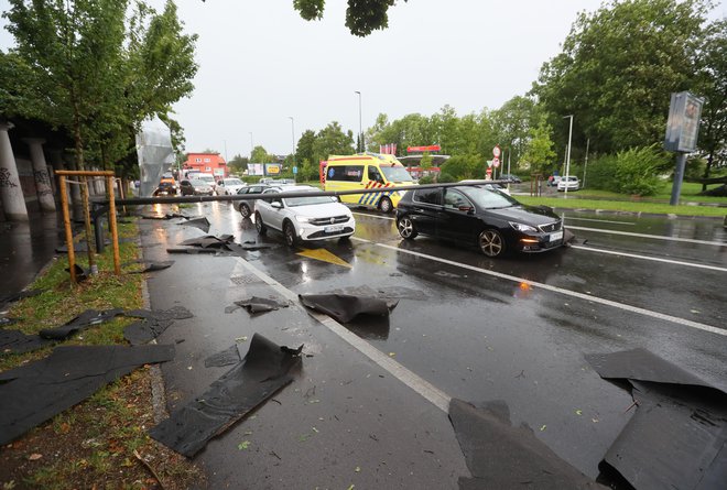 V Ljubljani je pod močjo vetra popustila svetilka javne razsvetljave in padla na enega izmed avtomobilov. FOTO: Dejan Javornik/Slovenske novice