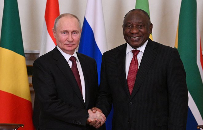 Vladimir Putin in južnoafriški predsednik Cyril Ramaphosa med srečanjem v Sankt Peterburgu junija letos. FOTO: Ramil Sitdikov/Afp