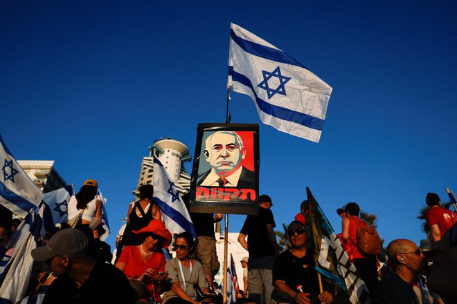 V torek se je protestov (ne le) proti reformi pravosodnega sistema, s katero bi bilo izraelsko vrhovno sodišče kot še zadnja neodvisna institucija podrejeno parlamentarni večini, po vsej državi udeležilo več sto tisoč ljudi. FOTO: Ammar Awad/Reuters