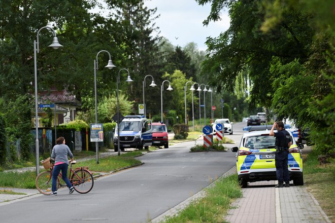 Na jugu Berlina so prebivalci opazili divjo mačko, najverjetneje levinjo. Policija opozarja prebivalce naj ostanejo doma. FOTO: Annegret Hilse/Reuters