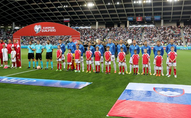 Slovenska nogometna reprezentanca se nenehoma vrti okoli 60. mesta na lestvici Mednarodne nogometne zveze. FOTO: Blaž Samec/Delo