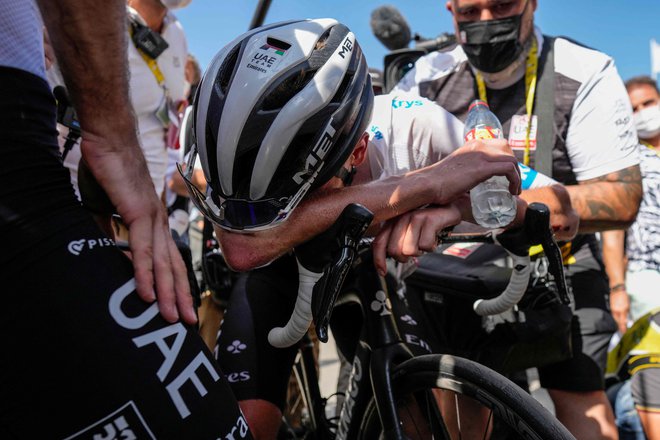 Tadej Pogačar ni imel optimalnih priprav na Tour, zato je zdaj utrujen. FOTO: Thibault Camus/AFP