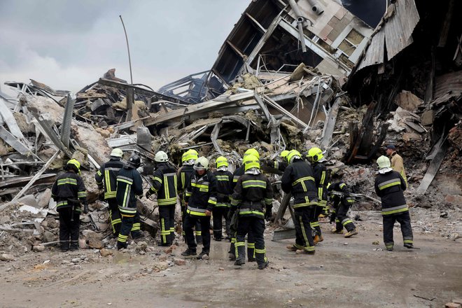 Posledice ruskih raketnih napadov v središču Odese. FOTO: Oleksandr Gimanov/AFP