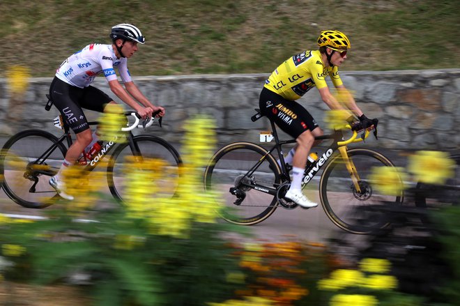 Jonas Vingegaard je bil vedno korak pred Tadejem Pogačarjem. FOTO: Thomas Samson/AFP