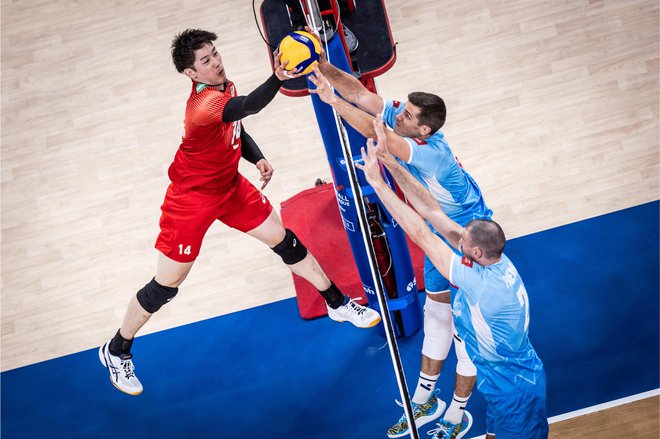 Slovenski blok, tokrat Gregor Ropret in Alen Pajenk, je bil zaradi virtuoznega Jukija Išikave ves čas na trnih. FOTO: volleyballworld