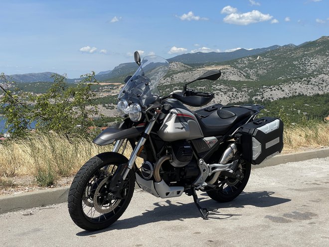 Moto guzzi V85 TT je potovalni enduro motocikel  tradicionalnega italijanskega proizvajalca. FOTO: Blaž Kondža