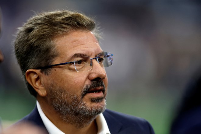 Dan Snyder je dolgo zavračal prodajo moštva ameriškega nogometa Washington Comanders, a je po rekordni ponudbi osrečild ruge lstnike nmoštev v NFL. FOTO: Tim Heitman/Usa Today Sports