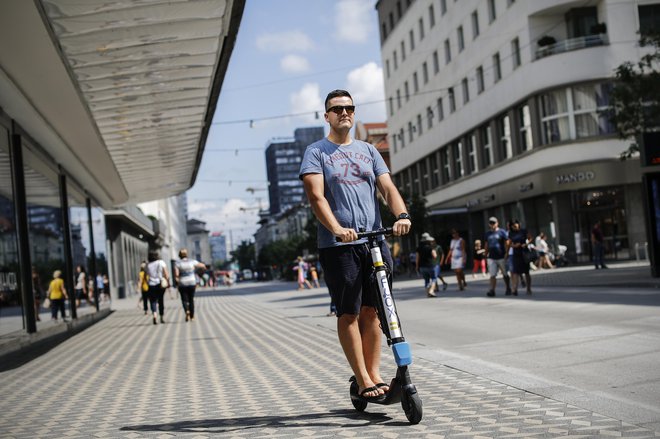 Vozniki e-skirojev morajo voziti po površinah, namenjenih kolesarjem. FOTO: Uroš Hočevar/Kolektiff