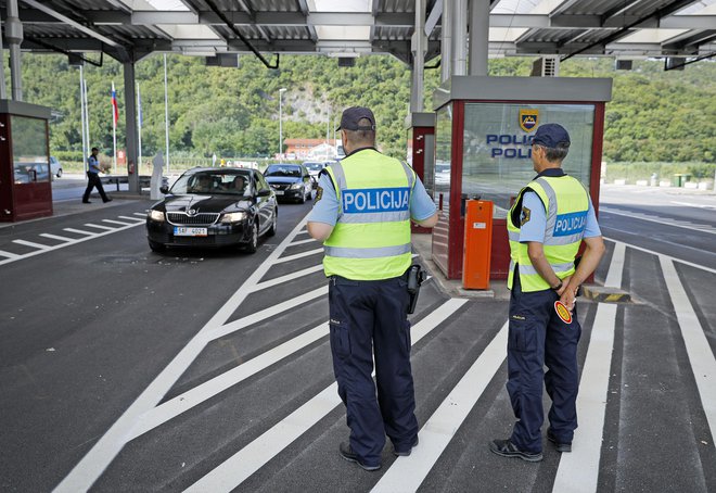 Pretočnost na mejnem prehodu se je nekoliko izboljšala. FOTO: Jože Suhadolnik/Delo