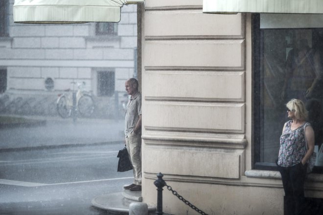 Ta teden besneli vetrovi in nevihte, viharji so dvigali strehe in podirali žerjave, drevje je padalo po avtomobilih. FOTO: Vogel Voranc/Delo