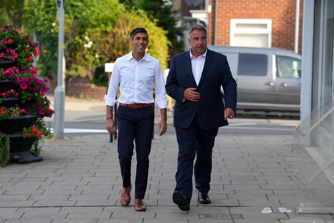 Britanski premier Rishi Sunak skupaj s Stevom Tuckwellom, ki bo po zmagi na četrtkovih nadomestnih volitvah odslej predstavljal stari volilni okraj Borisa Johnsona. FOTO: Carl Court/Reuters