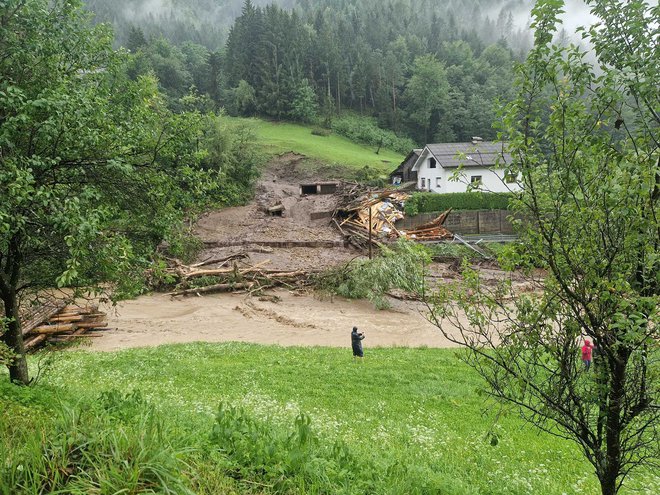 »Razmere so katastrofalne. Prosim, dajte nam prostor in pazite nase,« so zapisali gasilci iz Črne na Koroškem. Foto Gasilci Črna Na Koroškem/facebook