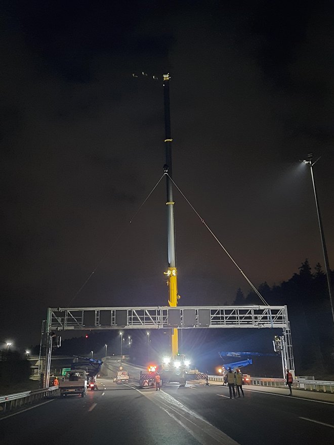 Eden novih portalov, ki jih postavljajo na ljubljanskem avtocestnem obroču. FOTO: Dars