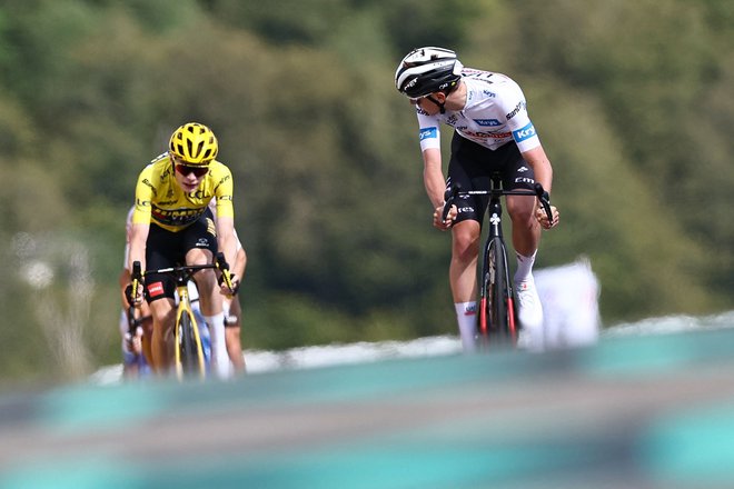 Jonas Vingegaard je brez težav ubranil rumeno majico, ni pa bil kos Pogačarju v finišu 20. etape. FOTO: Anne-Christine Poujoulat/AFP