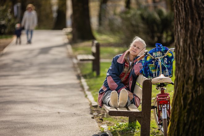 Tako kot vsi ljudje tudi starejši potrebujejo svoj prostor in zasebnost. Foto Črt Piksi