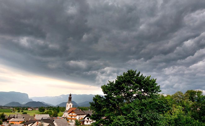 Ob koncu tega nemirnega dogajanja se bo v sredo po napovedih razjasnilo in ohladilo, nato pa trenutno kaže na bolj umirjeno poletno vreme s temperaturami do 30 stopinj Celzija. FOTO: Blaž Samec/Delo