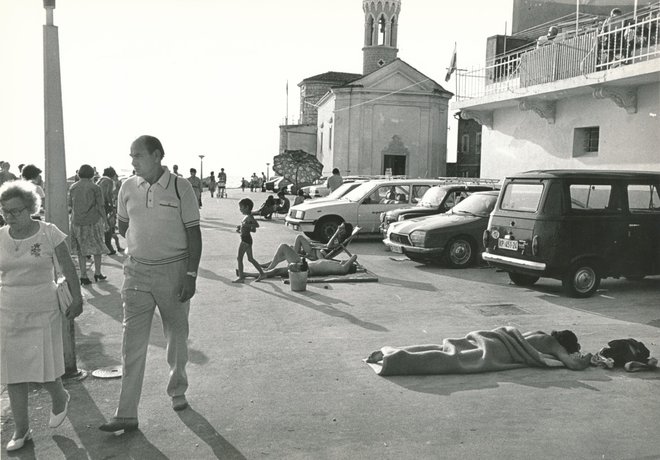 Avtomobili so zasedli vse kotičke Pirana, tudi Tartinijev trg, vmes pa so si svoj prostor pod soncem vzeli turisti. FOTO: Dokumentacija Dela

 