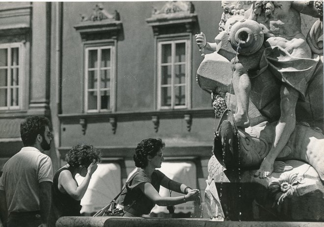 Poletje, ko so se Ljubljančani še hladili v originalnem Robbovem vodnjaku. FOTO: Dokumentacija Dela