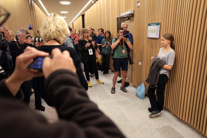 Kjerkoli se pojavi, pritegne veliko medijske pozornosti in seveda ni bilo nič drugače na sodišču v Malmö. FOTO: Andreas Hillergren/AFP