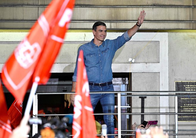 Španski socialistični premier Pedra Sánchez je spet dokazal, da se najbolje znajde, ko mu voda že pošteno teče v grlo. FOTO: Javier Soriano/Afp