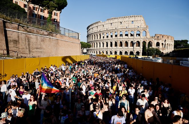 Italijansko istospolno skupnost še posebej moti, da se razmere vračajo v čase nazadnjaškega odnosa do njihove skupnosti v tradicionalno katoliški državi. FOTO: Yara Nardi/Reuters