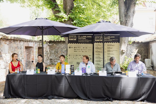 Na novinarski konferenci sta ustanovo in njen repertoar predstavili njegova umetniška vodja Altinaj Asilmuratova in glavna plesalka Ajgerim Beketajeva. FOTO: Darja Štravs Tisu