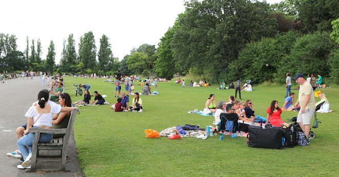 Parki in zelenice so zlasti v poletnih dneh priljubljeno zatočišče Londončanov in turistov. FOTO: Milan Ilić