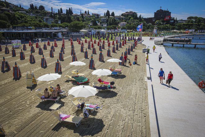 Na slovenski obali je bilo letos za 22 odstotkov manj gostov kot lani, ko so še veljali turistični boni za domače goste. FOTO: Jože Suhadolnik/Delo