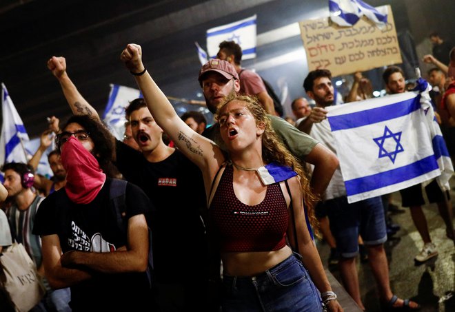 Protivladni protestniki so se v noči na torek znova množično zgrnili na ulice Tel Aviva. FOTO: Corinna Kern/Reuters