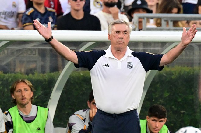 Realov trener Carlo Ancelotti je tekmo spremljal zelo temperamentno. FOTO: Frederic J. Brown/AFP