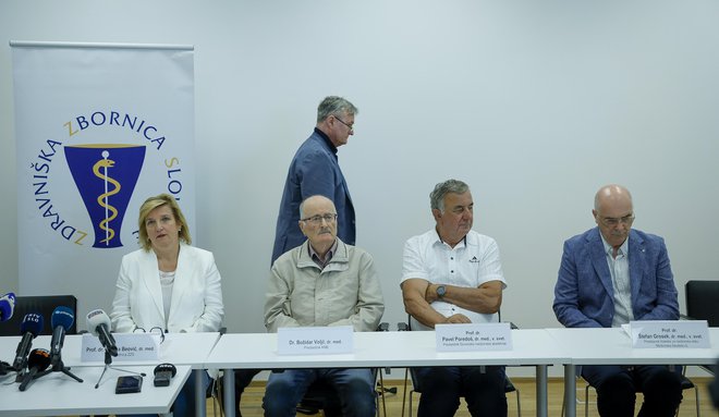 Zdravniki so zavezani ohranjanju človekovega zdravja in življenja, zato ne morejo in ne želijo postati izvajalci evtanazije, so sporočili na novinarski konferenci (z leve) prof. dr. Bojana Beović, Božidar Voljč, prof. dr. Pavel Poredoš, prof. dr. Štefan Grosek in (stoji) prof. dr. Radko Komadina. FOTO: Jože Suhadolnik