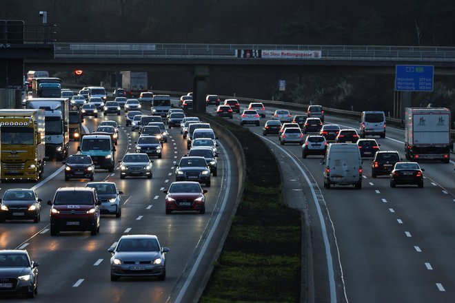 Kljub dosedanjim neuspešnim poskusom zmanjševanja izpustov v prometu se nemška vlada ne namerava odpovedati srednjeročnim ciljem. FOTO: Kai Pfaffenbach/REUTERS