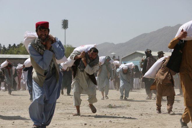 Krčenje afganistanskega gospodarstva se je lani upočasnilo tudi zato, ker je talibski režim pomoč, ki je med drugim prihajala iz Kitajske, uvrščal med prihodke. FOTO: Ali Khara/Reuters
