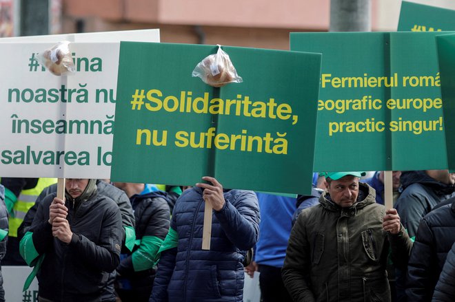 Romunski kmetje so aprila letos protestirali pred stavbo evropske komisije v Bruslju zaradi posledic vnosa poceni ukrajinskega žita v EU. FOTO: George Calin/Reuters