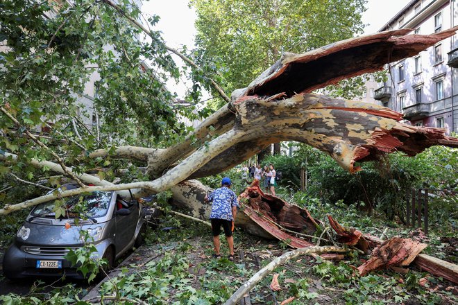 Posledice neurja v Milanu. FOTO: Claudia Greco/Reuters