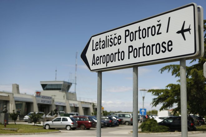Izdelava prostorskega dokumenta za razvoj portoroškega letališča se je ustavila pri protipoplavni študiji. FOTO:  Leon Vidic/Delo