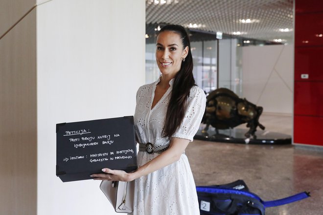 Tina Gaber ob predaji podpisov nasprotnikov izlova nutrij iz Ljubljanskega barja ministrstvu za kmetijstvo, gozdarstvo in prehrano. FOTO: Leon Vidic/Delo