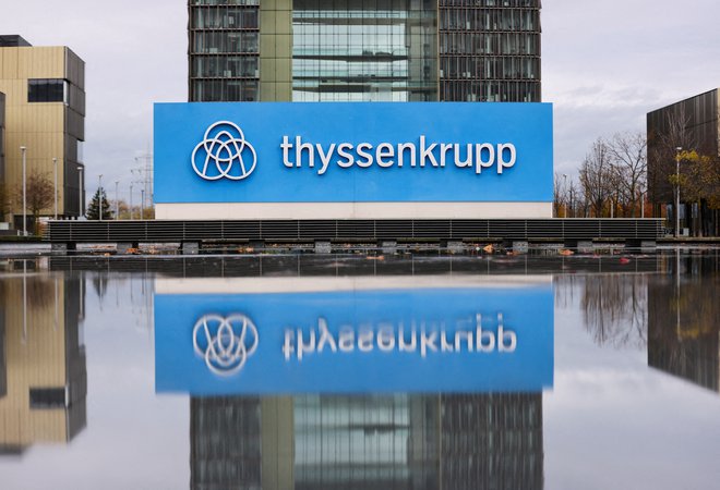 Največji nemški jeklar Thyssenkrupp bo leta 2026 v Duisburgu odprl jeklarno, ki jo bo od leta 2029 v celoti poganjal vodik, s čimer bi se ogljični odtis jeklarne tako rekoč izničil. FOTO: Thilo Schmuelgen/Reuters