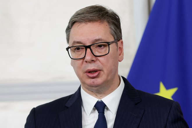 Srbski predsednik Aleksandar Vučić je pod hudim pritiskom Zahoda zaradi svoje mendarodne politike sedenja na dveh stolih. Foto Leonhard Foeger Reuters