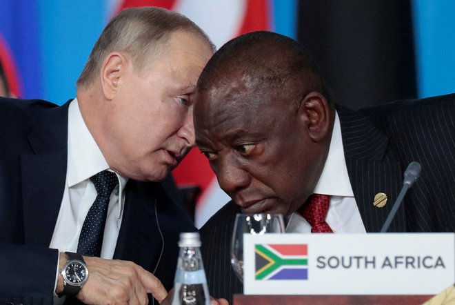 Ruski predsednik Vladimir Putin z južnoafriškim kolegom Cyrilom Ramaphoso na vrhu Rusija-Afrika v Sočiju leta 2019 FOTO: Sergej Čirikov/Reuters