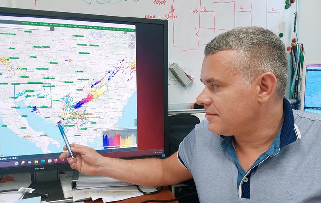 Sistem Scalar, s katerim upravlja Goran Milev, je leta 2019 v Sloveniji zabeležil pol milijona strel, največ do zdaj. Letos je bodisi v tla bodisi med oblaki treščilo že 530.000-krat. FOTO: Ali Žerdin