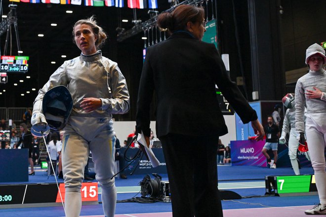 Olga Harlan (levo) ni želela dati roke Ani Smirnovi. FOTO: Andreas Solaro/AFP