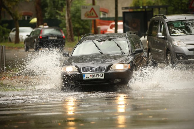 Nikar ne zaganjajte motorja, če je vaš avtomobil zalila voda. FOTO: Jure Eržen