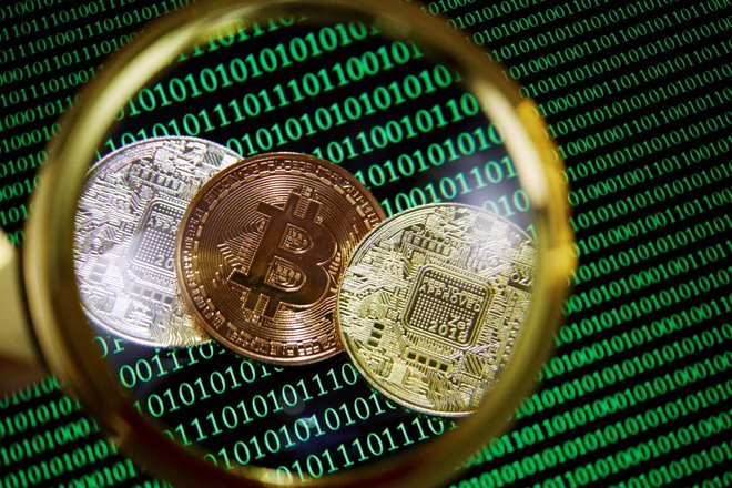 Prva digitalna valuta, bitcoin, se je pojavila v času najhujše finančne krize. Do danes se je okrog tehnologije verižnega knjiženja razvila močna finančna industrija. FOTO: Florence Lo/Reuters