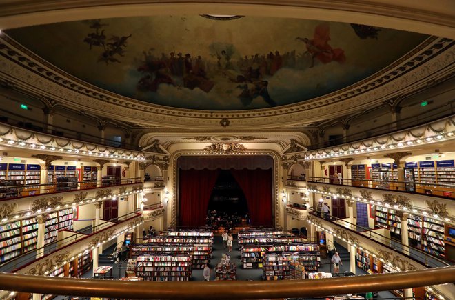 Knjigarna El Ateneo Grand Splendid v argentinskem Buenos Airesu velja za najlepšo na svetu. FOTO: Marcos Brindicci/Reuters