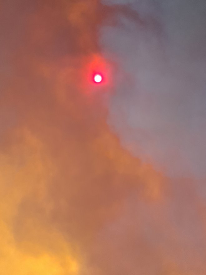 »Gost dim je popolnoma prekril sonce,« pravi Matic, slovenski turist, ki je dopustoval na Rodosu. FOTO: Petra Vešligaj