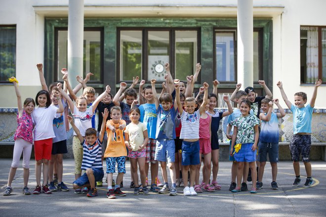 Noben otrok ni posoda, ki jo je treba z nečim napolniti, ampak živ, edinstven drobec kozmosa, nekaj povsem novega, česar ni bilo še nikoli poprej. Ste kdaj začutili, kako strastno se novo življenje trudi uveljavljati in razvijati? FOTO: Matej Družnik