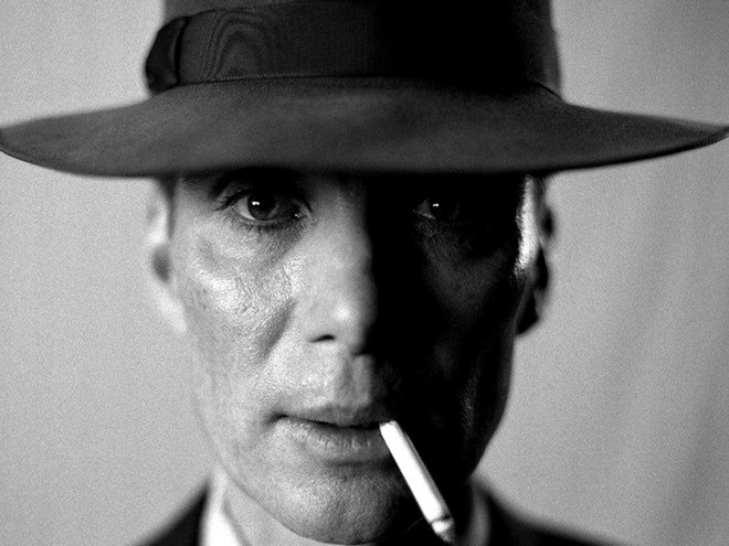 Robert J. Oppenheimer (igra ga Cillian Murphy) je do konca življenja pisal o nevarnosti orožja, ki ga je ustvaril.