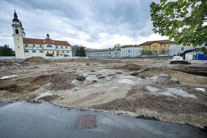 Ob upravni zgradbi medicinske fakultete na Vrazovem trgu v Ljubljani bo do junija 2026 zrasel nov medicinski študentski kampus. FOTO: Jože Suhadolnik/Delo