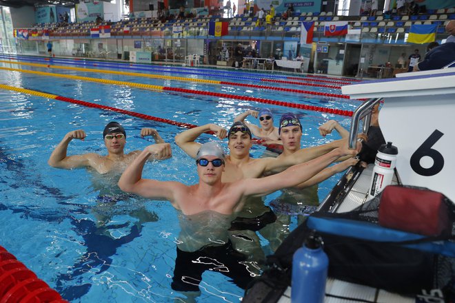 V bazenu Pristan je bilo med olimpijskim festivalom mladih živahno že v dopoldanskih urah. Vse fotografije Leon Vidic/Delo